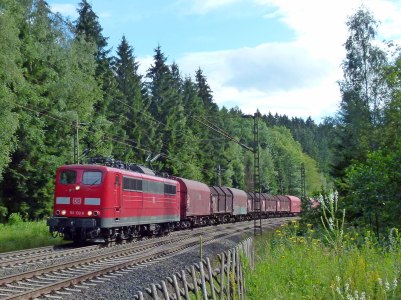 151 132-8 mit Güterzug zwischen Littfeld und Welschen-Ennest am 05.08.2011