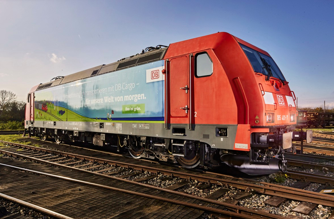 Eine elektrisch betriebene DB Cargo-Lok im grünen Design soll nicht nur den Umweltherbst einläuten, sondern wird auch ab November als Botschafterin für den nachhaltigen Schienengüterverkehr und die klimafreundlichen Produkte von DB Cargo durch Deutschland fahren.Foto: Meiko Herrmann/DB AG