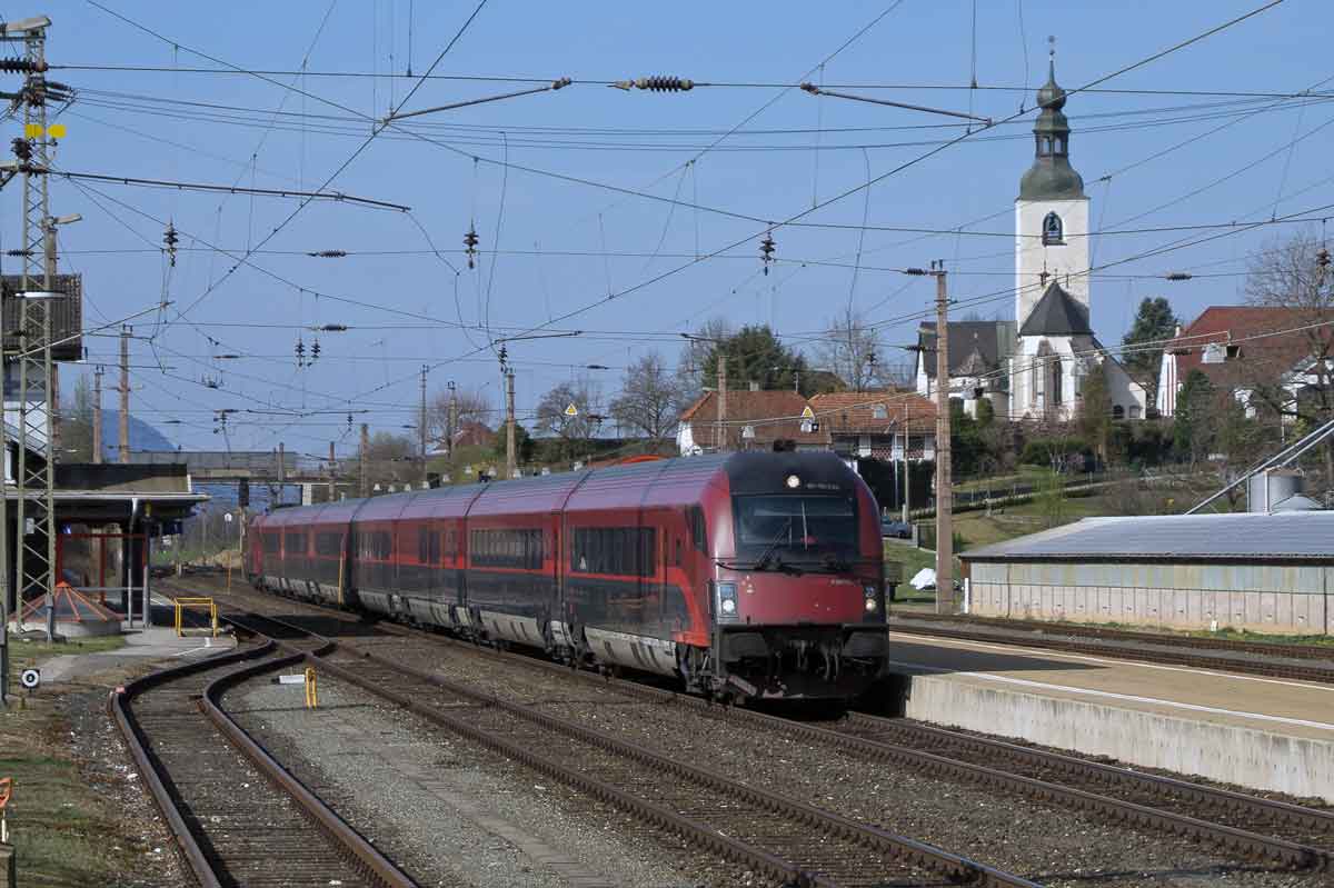 Ein Railjet durchfährt Launsdorf-Hochosterwitz